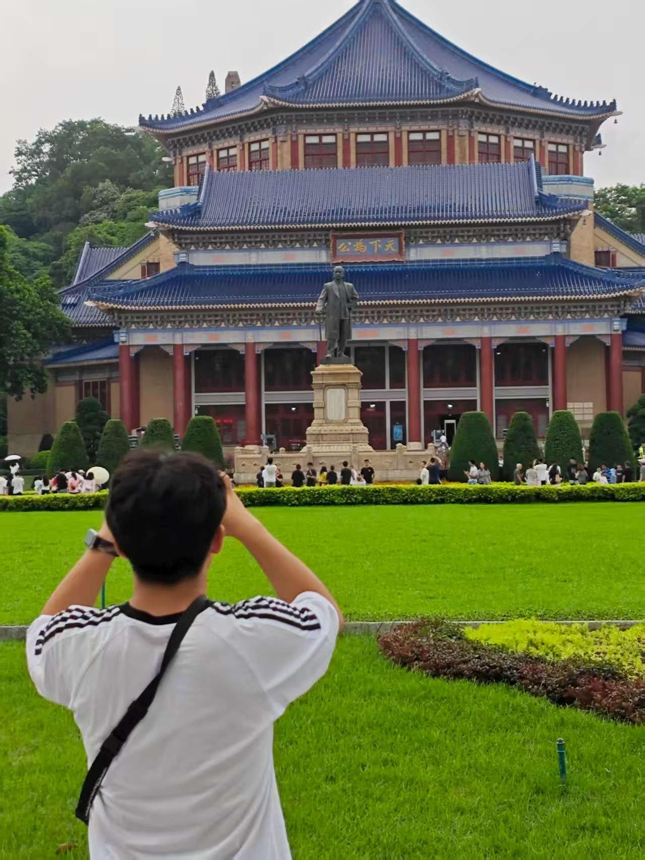 中山纪念棠在拍建筑时，朋友也刚好拍了我